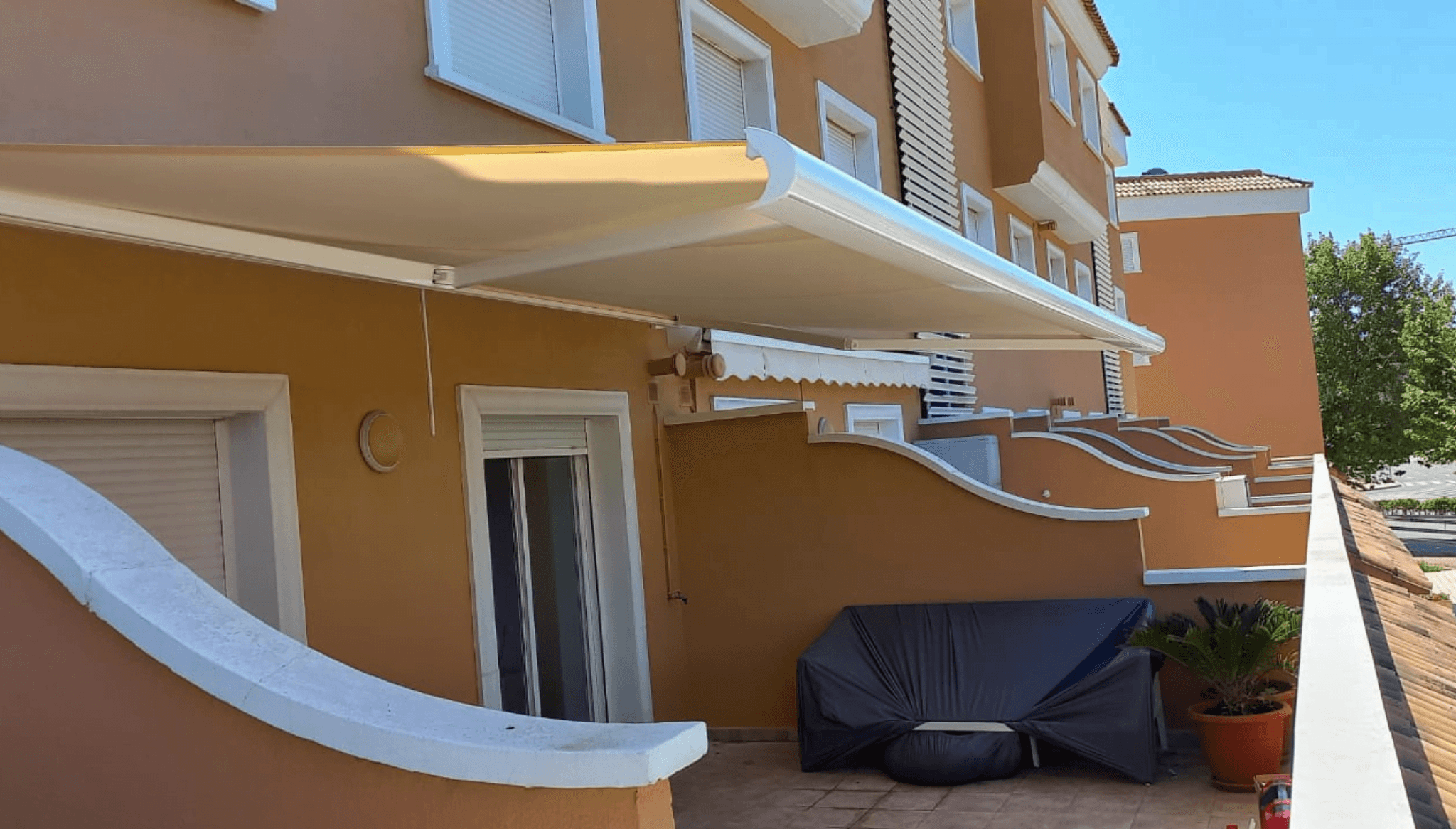Toldo a medida para el patio de una casa de Toldos Teo en Jávea