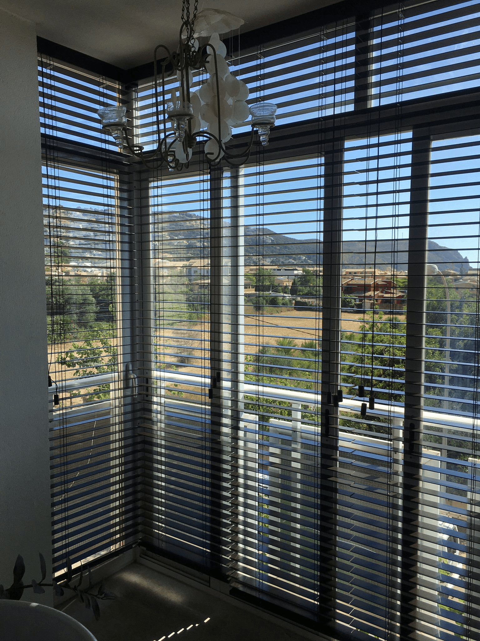 Persiana negra para puertas o ventanas en Jávea