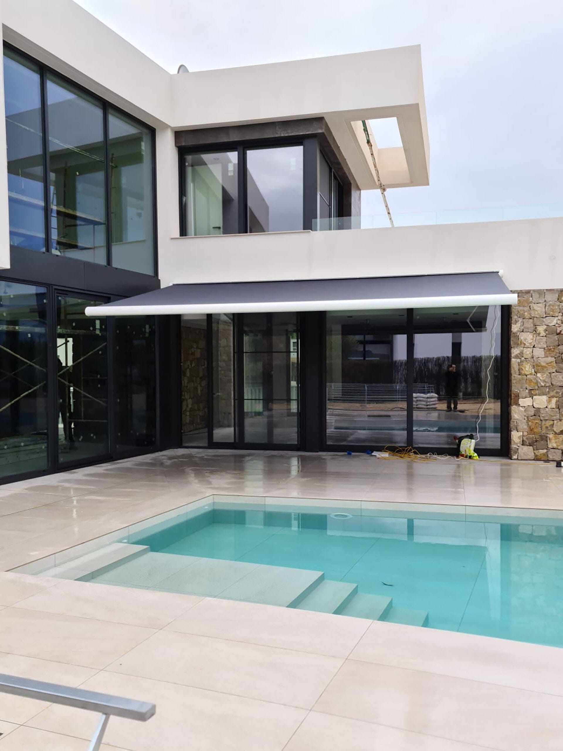 Toldo para ventanal en casa moderna en Jávea