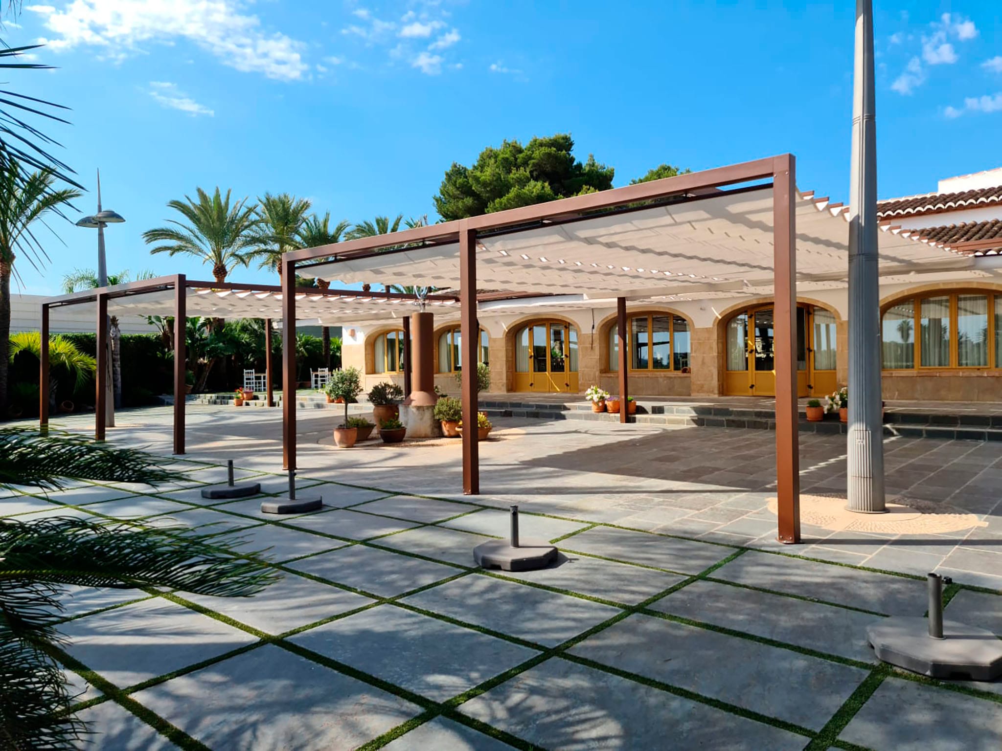 Pérgola para exterior en un bar de Toldos Teo en Jávea